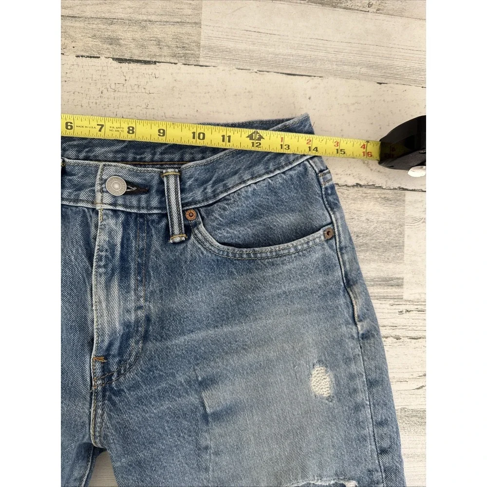 Levi's Distressed 28x28‎
